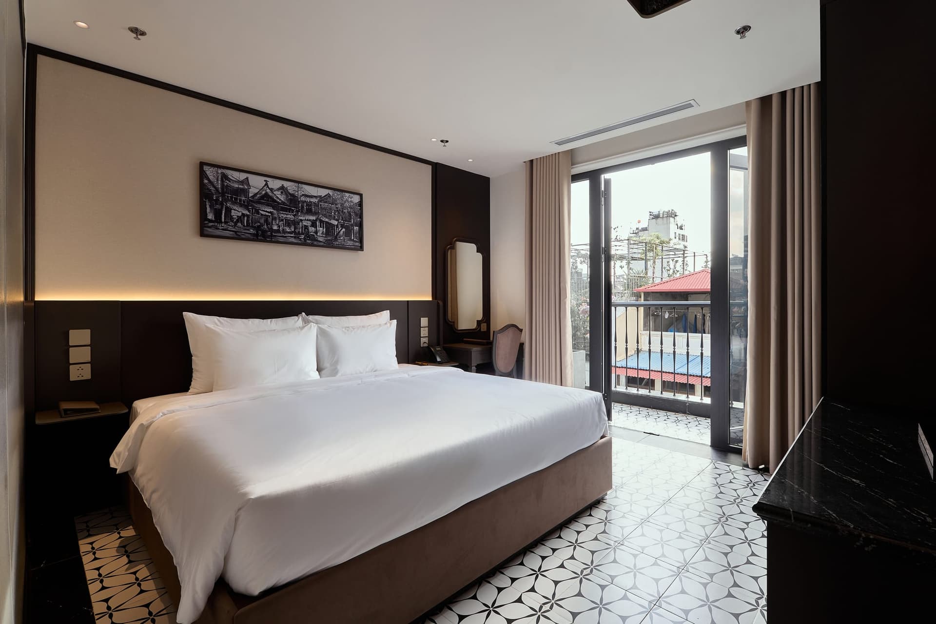 Phòng ngủ Suite có giường cỡ King với ban công Mercury Hanoi Hotel - ảnh 1