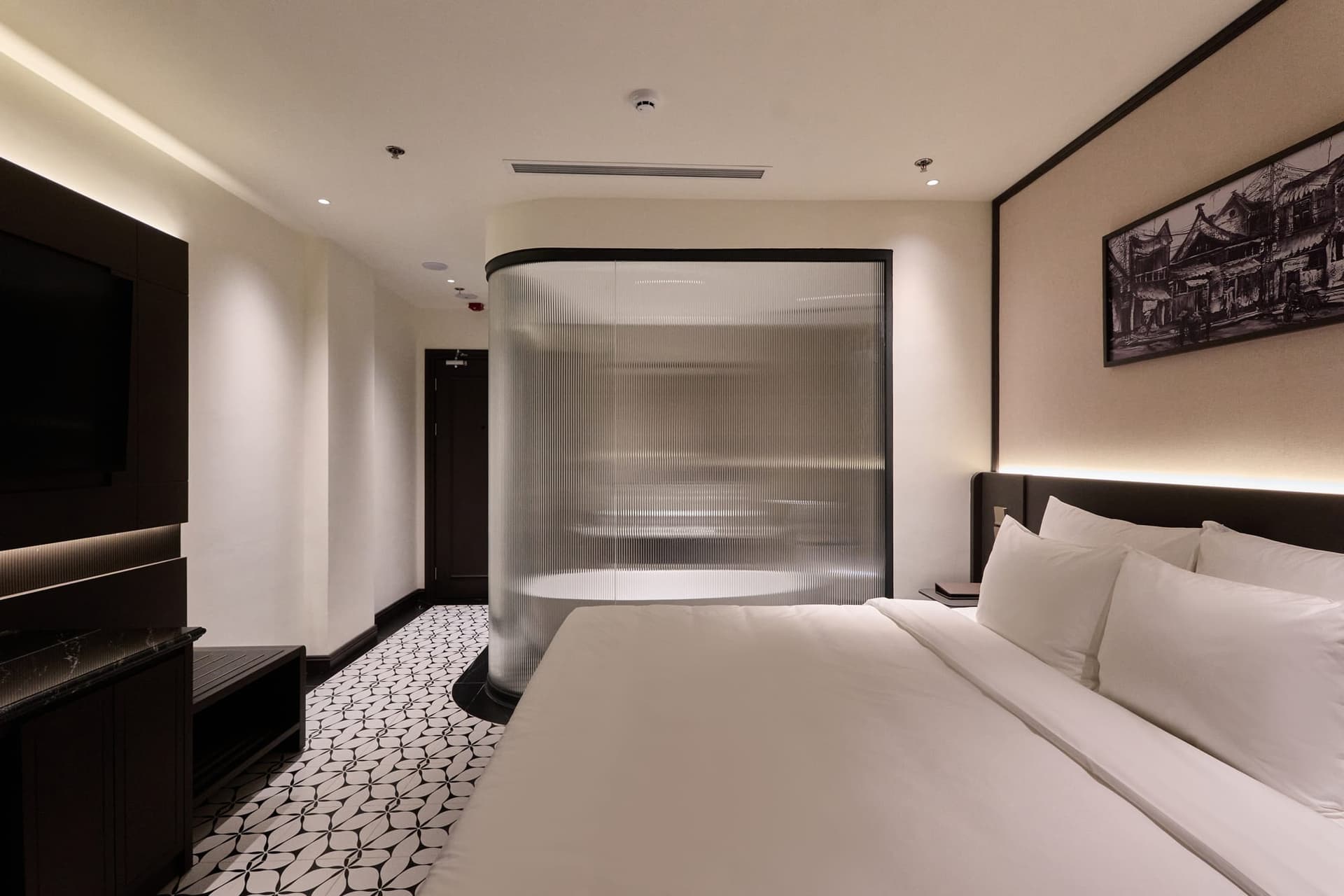 Phòng ngủ Suite có giường cỡ King với ban công Mercury Hanoi Hotel - ảnh 2