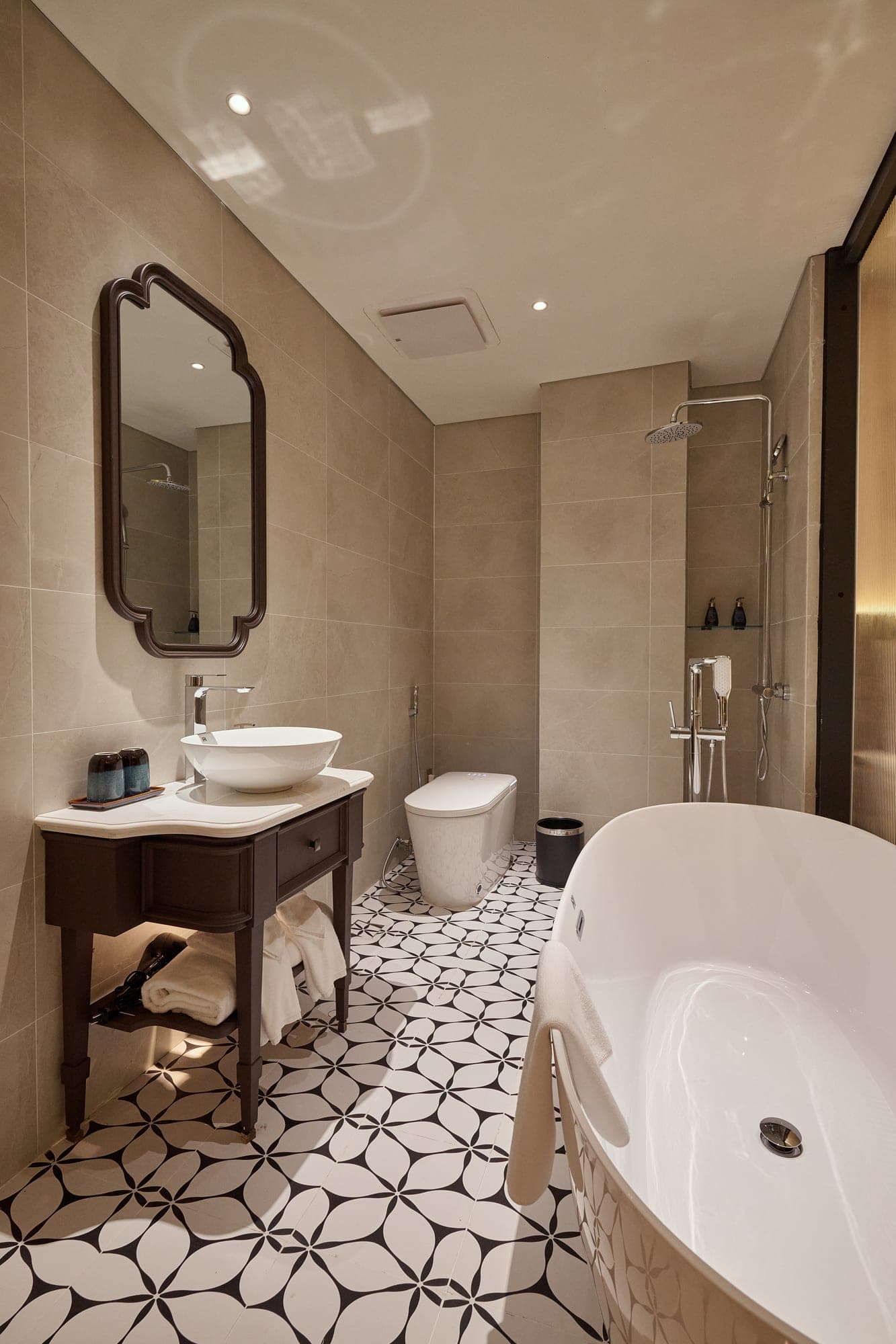 Phòng tắm Suite có giường cỡ King với ban công Mercury Hanoi Hotel - ảnh 1