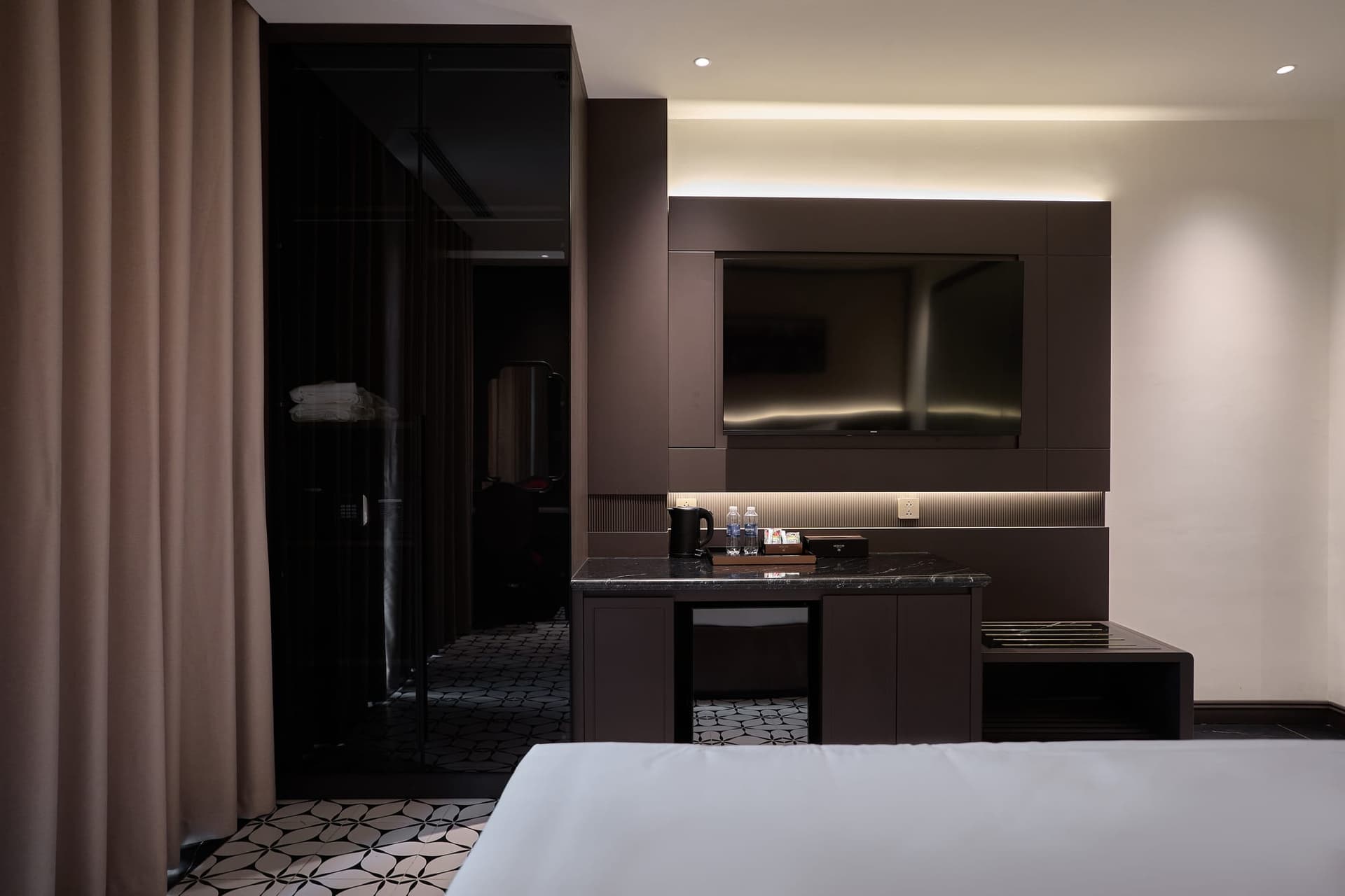 Phòng ngủ Suite có giường cỡ King với ban công Mercury Hanoi Hotel - ảnh 3
