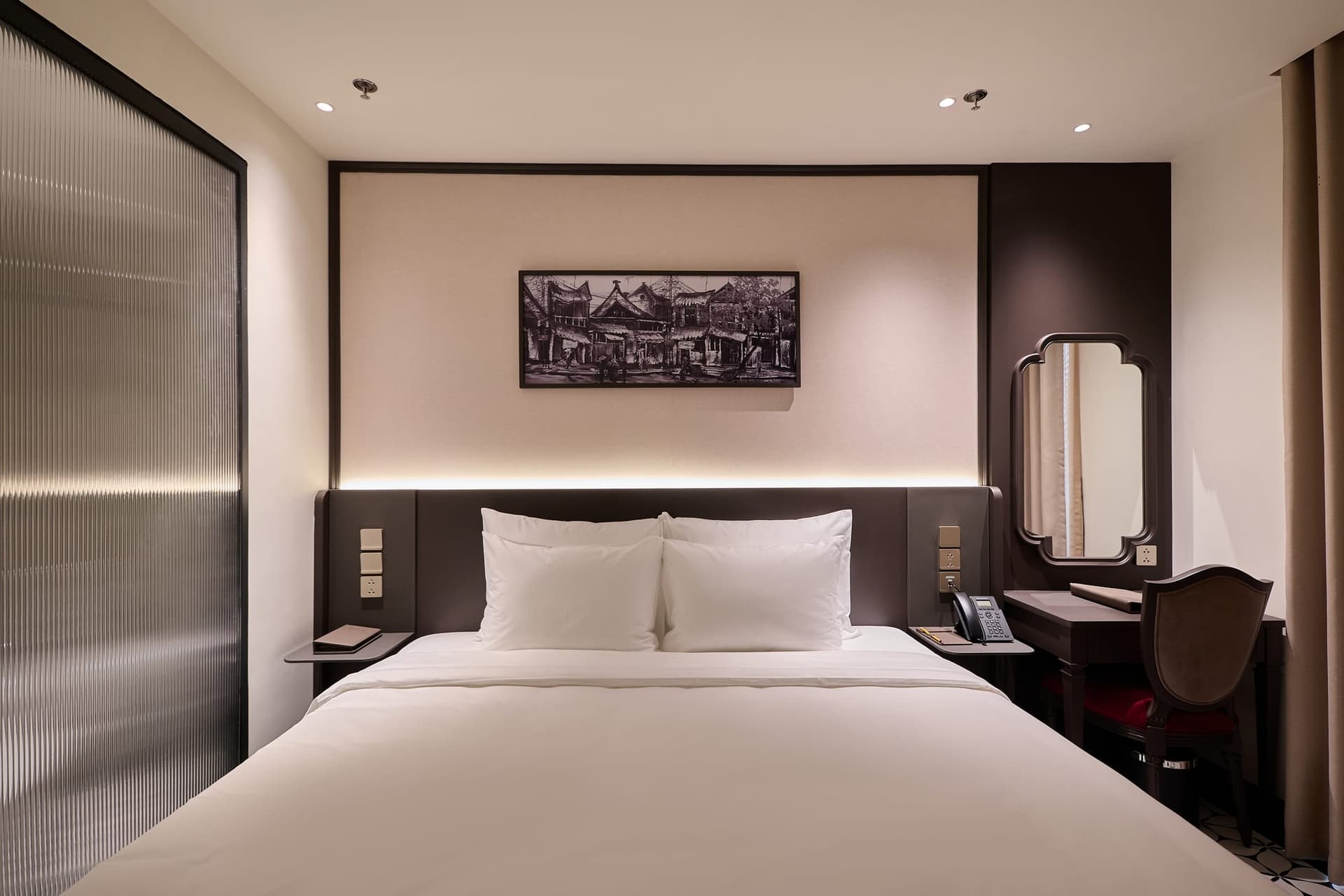 Phòng ngủ Suite có giường cỡ King với ban công Mercury Hanoi Hotel - ảnh 5