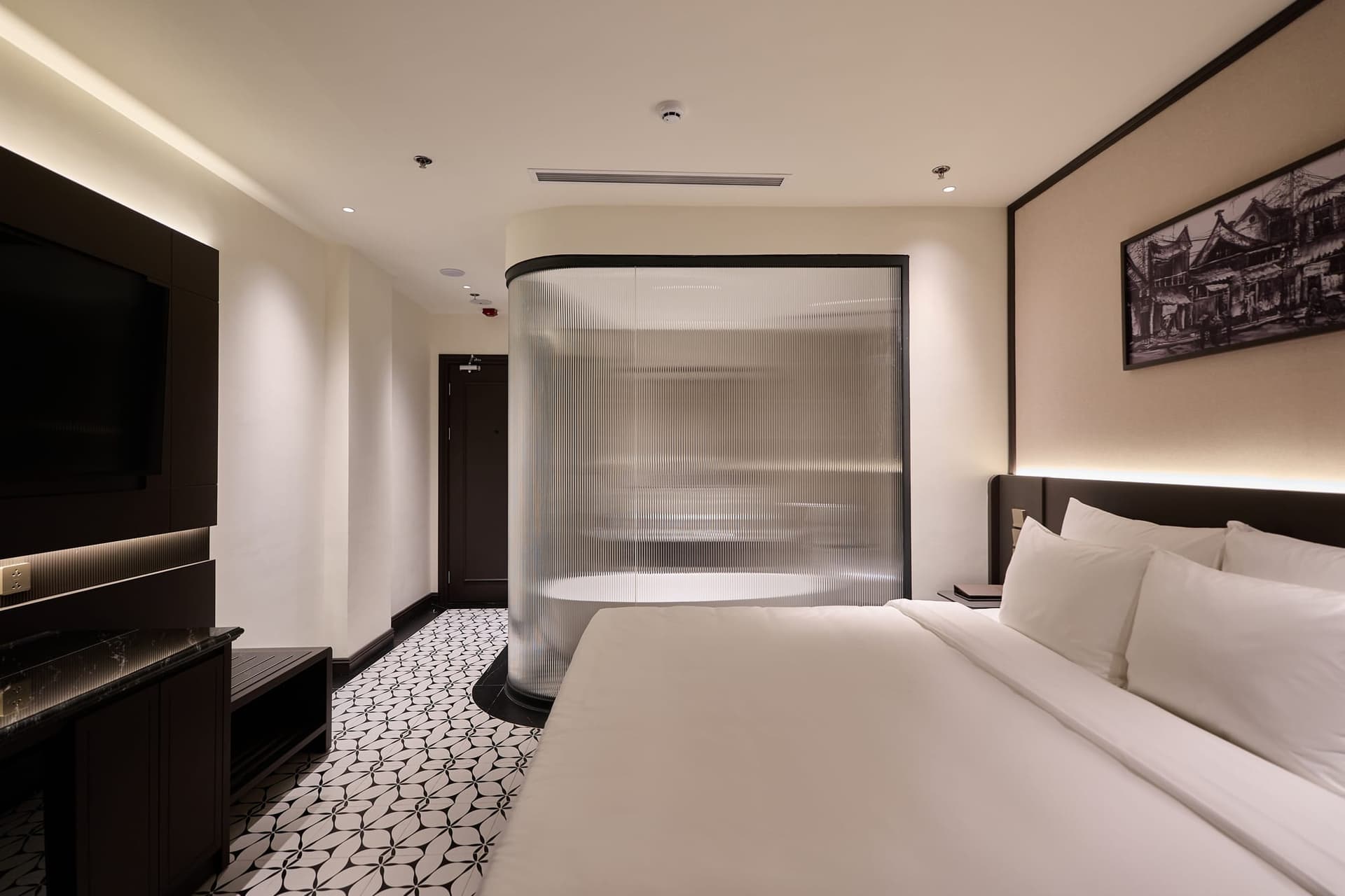Phòng ngủ Suite có giường cỡ King với ban công Mercury Hanoi Hotel - ảnh 6